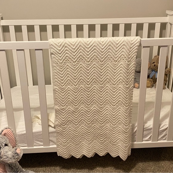 Handmade knitted throw or baby blanket - Picture 4 of 8